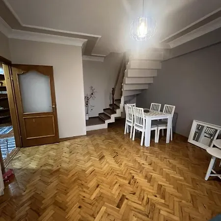 Memorial Hastanesi Karsisinda 伊斯坦布尔